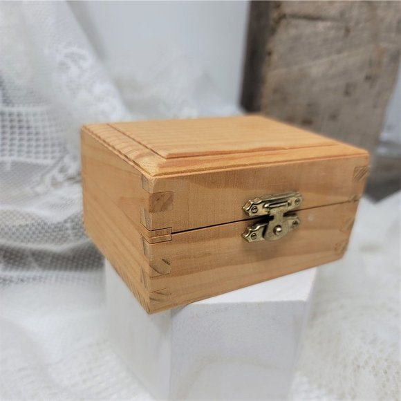 Sweet Vintage Wood Box Tongue & Groove - Picture 4 of 8